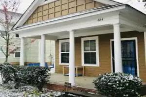 The Blue Door Bungalow - Ideal for a Group of 7 Cottage, Memphis