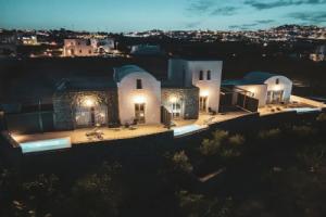 Uranides Luxury Suites, Karterados
