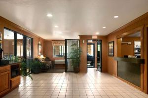 Super 8 by Wyndham East Mini-hotel, Peoria