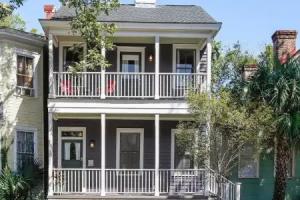 Historic 4BR w/Fenced Yard in the Victorian District Home Tourist base, Savannah