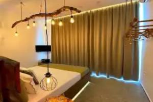 Nili Deluxe, Sarande