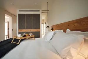 NOŪS Santorini Hotel, Messaria