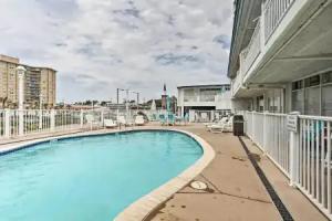 Virginia Beach Studio w/ Balcony + Pool View!, Virginia Beach