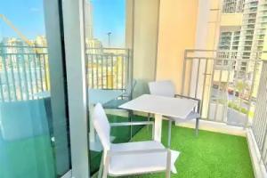 Elegant Stay: Balcony & Stunning Creek Views Mini-hotel, Dubai