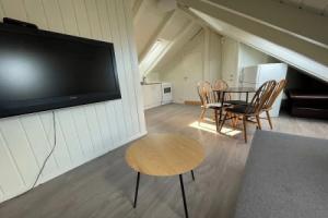 Stunning Hilltop Nest Unparalleled Views at BnB Ap 17 Mini-hotel, Stavanger