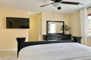 DT - Classy Vacation Home w Backyard Patio Apartments, Reno