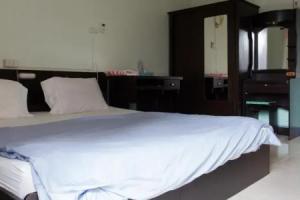 Somrudee Place Apartments, Fang
