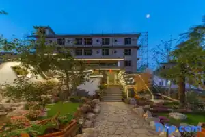 Maple Autumn Pavilion・Serene Nook | Flare Sunlit Golden Peak Garden View Elegant Lodge, Lijiang