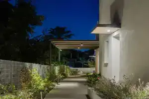 The 8 Suites, Polykhrono