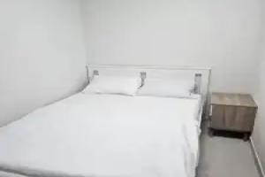 3 Min Walk To Mall Lux Hostel, Dubai