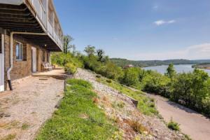 Wooded Apt w/ River Views, 3 Mi to Dtwn, Cincinnati