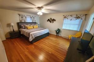 Andrea Abode 5 Bedroom Home by RedAwning, Lexington