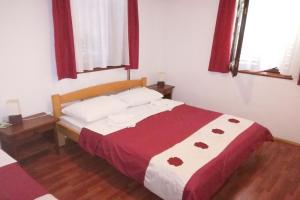 Plavo oko Hotel, Smoljanac