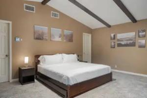 Sleeps 18! Game Room, Deck w/ Firepit, 5bdr, Casita Cedar & Stone by Avantstay, Austin