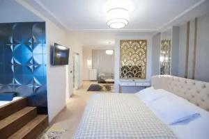 Sky View Hotel, Corce
