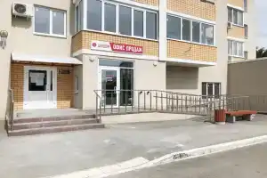 Apartments on the Pier, Engels