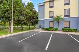 Days Inn & Suites by Wyndham Lakeland, Lakeland