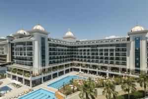 Castival Hotel, Side