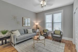 Recently Renovated Home In The Heart Of Bellevue! 2 Bedroom Home by RedAwning, Cincinnati