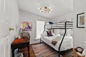 Gorgeous Artistic Fully Fenced Home Near Downtown Tourist base, San Antonio