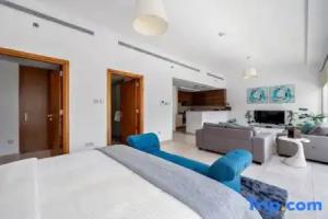 Elegant Studio with Burj Khalifa Skyline Views, Dubai