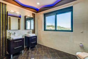 Luxury Villa in Kera, Almirida