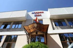 Murok plyus Pansionat, Basteri