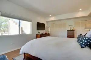 Updated Home w/ Panoramic Mtn Views & Pool! Tourist base, Tucson
