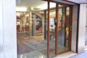 Ambassador Tre Rose, Venice