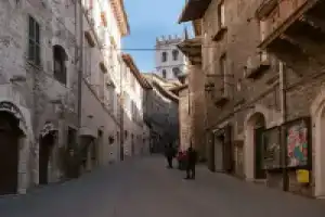 Portica 10, Assisi