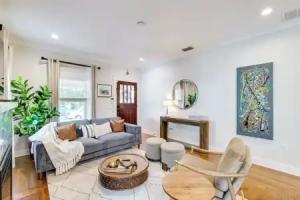 Renovated, Stylish Retreat w/ Patio in! Tourist base, Lakeland