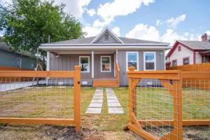 Seize the Moment 4BR 3BA Gem w Downtown Views Tourist base, San Antonio