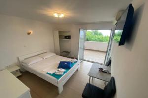 Room-studio Melissa With Terrace and sea, Omisalj