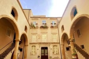 2-bed Island Retreat - Baroque Courtyard & Views Hotel, Syracuse
