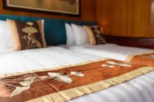 Cozy Bay Cruise, Halong