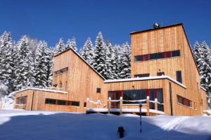 Spacious Chalet in Residential Area, Modern, Luxury Interior, Large Terrace and Carport, Harrachov