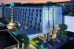 Holiday Inn Express Bangkok Soi Soonvijai by IHG, Bangkok