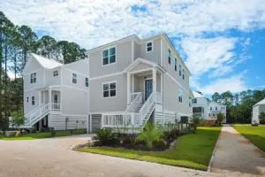 4BR Home With Deck & Grill Fun + Free Attraction Tickets! Tourist base, Santa Rosa Beach