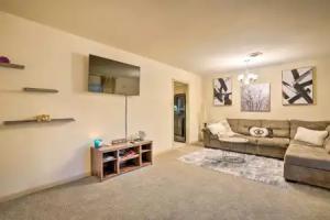 Cozy Home w/ Patio, 1 Mi to Airport! Apartments, San Antonio