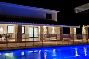 Holiday 6 Bedroom Luxury Villa, Peyia