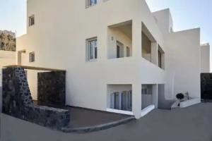 Mayu Suites, Pirgos