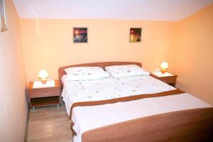 Apartment Mirni - 5 m from sea, Prvic Luka