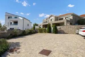 Stunning Home in With Wifi and 3 Bedrooms, KRK