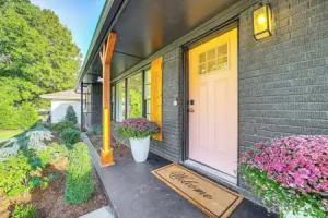 Tulsa Retreat w/ Backyard Oasis & Putting Green! Tourist base, Tulsa