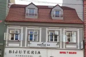 House 54, Brasov