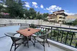 White Suites, Icmeler