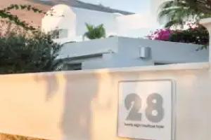 Hotel 28, Kamari