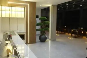 Royal Sevens Hotel, Van