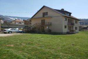 Meho Apartmani, Plav