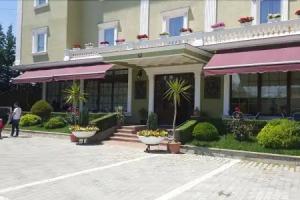 Hotel Mustang, Tirana